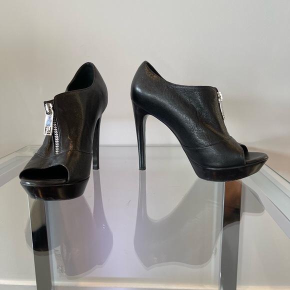 🖤 FENDI 🖤 Leather booties. - Picture 3 of 6